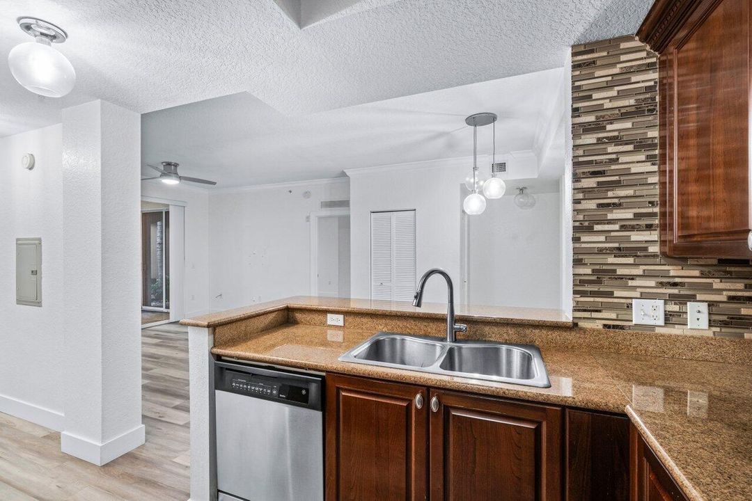 待售: $274,900 (2 贝兹, 2 浴室, 1048 平方英尺)