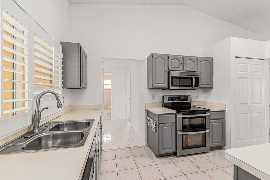 En Venta: $415,000 (3 camas, 2 baños, 1934 Pies cuadrados)