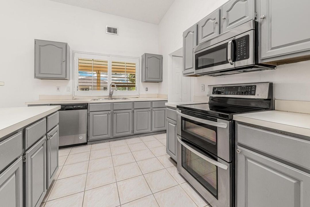 En Venta: $415,000 (3 camas, 2 baños, 1934 Pies cuadrados)