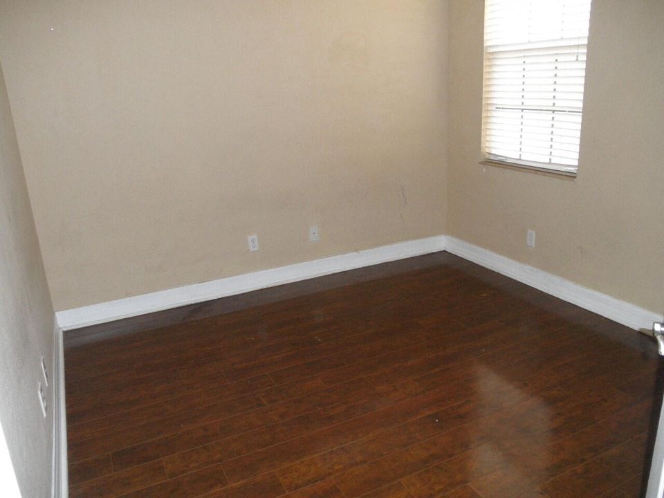 出租: $2,100 (3 贝兹, 2 浴室, 1609 平方英尺)