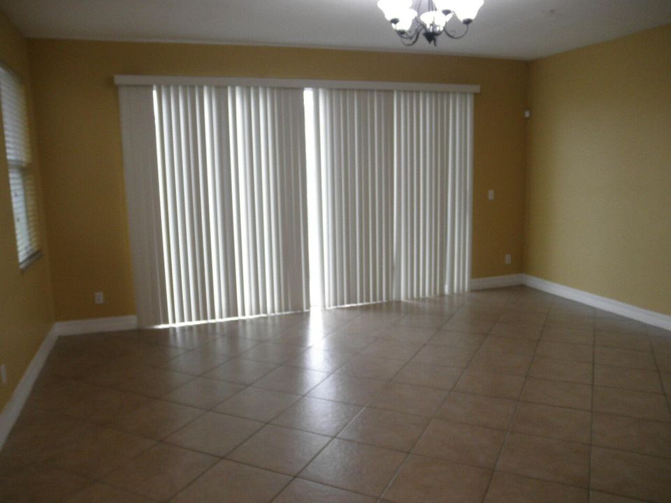 出租: $2,100 (3 贝兹, 2 浴室, 1609 平方英尺)