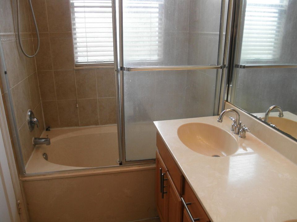 出租: $2,100 (3 贝兹, 2 浴室, 1609 平方英尺)