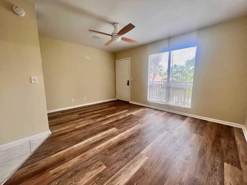 For Rent: $1,550 (1 beds, 1 baths, 495 Square Feet)