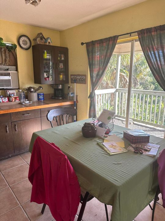 合同活跃: $349,900 (3 贝兹, 1 浴室, 912 平方英尺)