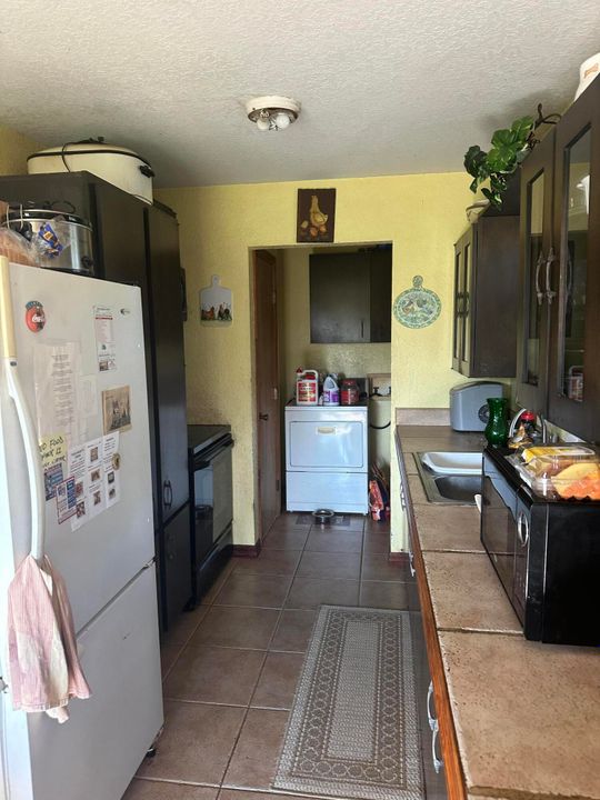 合同活跃: $349,900 (3 贝兹, 1 浴室, 912 平方英尺)