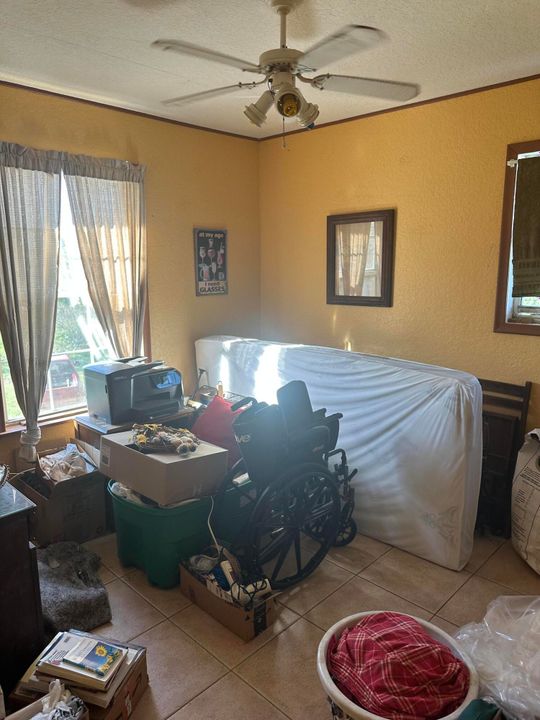 合同活跃: $349,900 (3 贝兹, 1 浴室, 912 平方英尺)