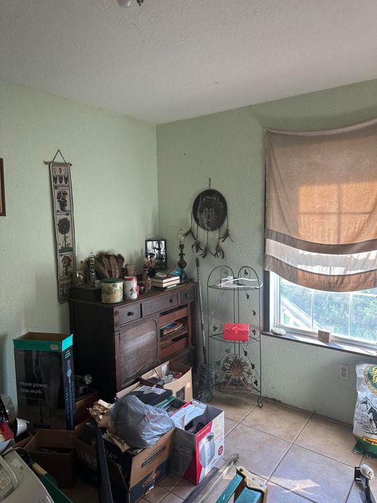 合同活跃: $349,900 (3 贝兹, 1 浴室, 912 平方英尺)