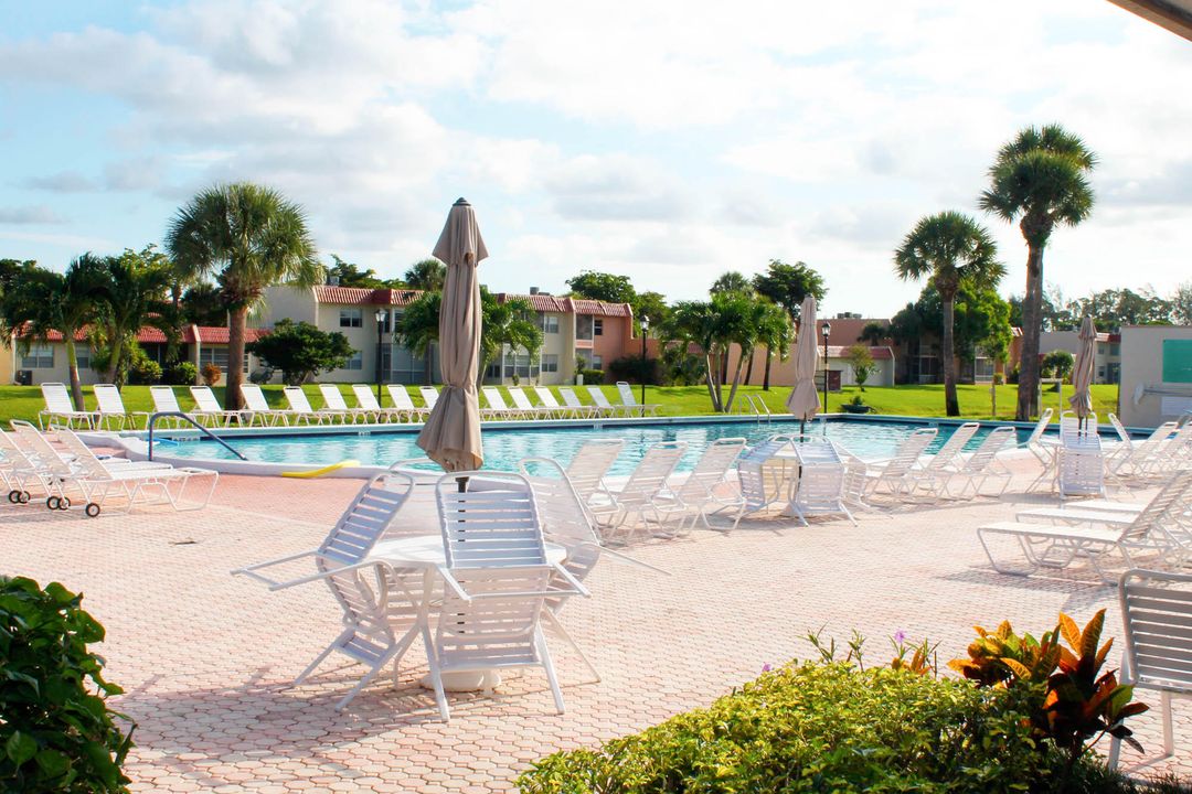 For Sale: $169,900 (2 beds, 2 baths, 1096 Square Feet)