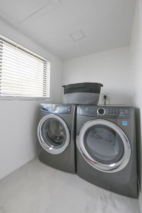 出租: $9,000 (3 贝兹, 2 浴室, 1920 平方英尺)