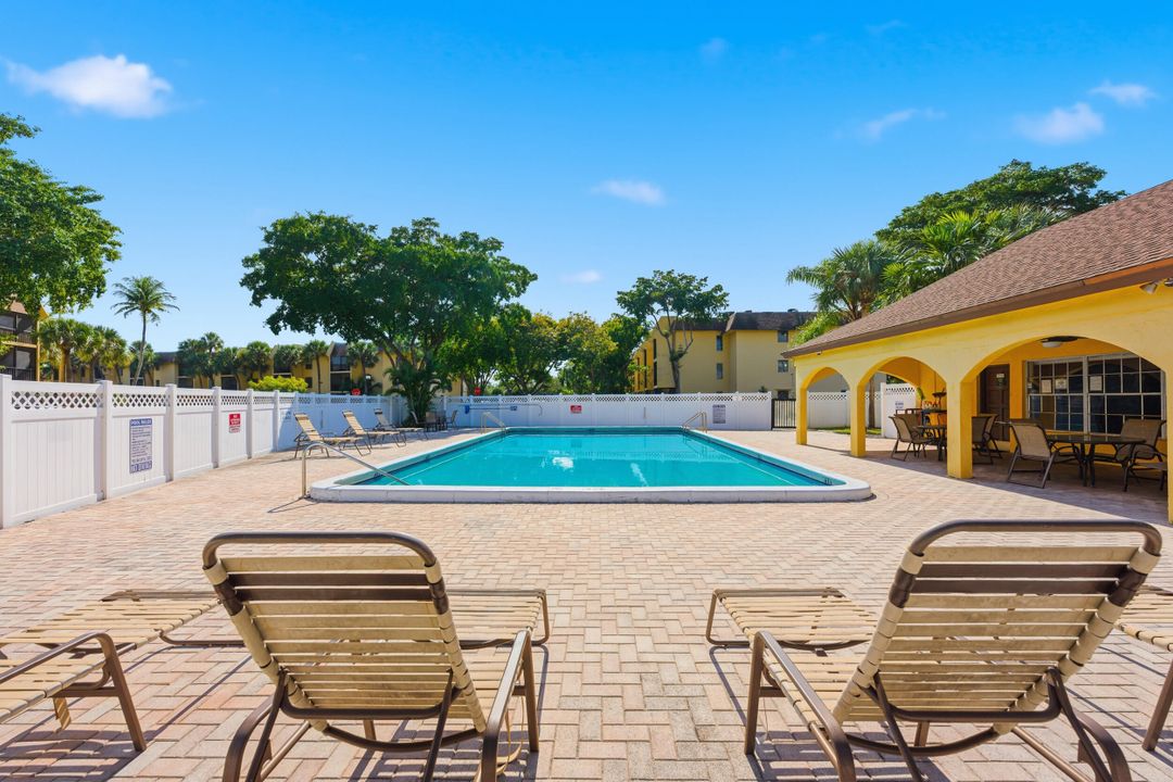 На продажу: $239,000 (2 спален, 2 ванн, 936 Квадратных фут)