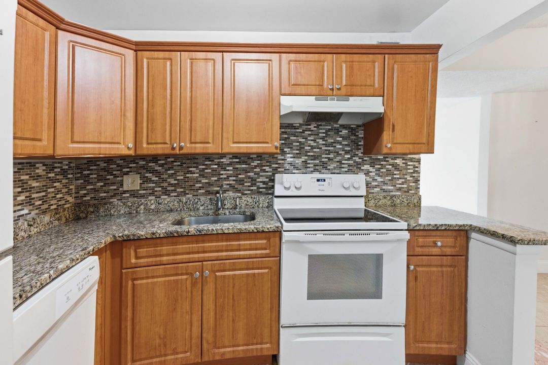 На продажу: $239,000 (2 спален, 2 ванн, 936 Квадратных фут)