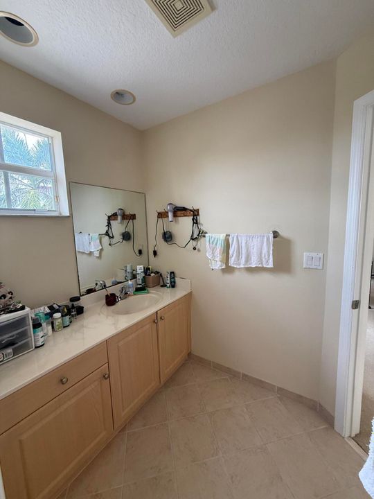 На продажу: $910,000 (6 спален, 3 ванн, 3662 Квадратных фут)