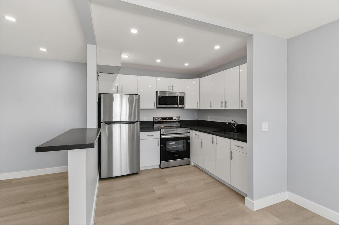 待售: $89,000 (1 贝兹, 1 浴室, 720 平方英尺)