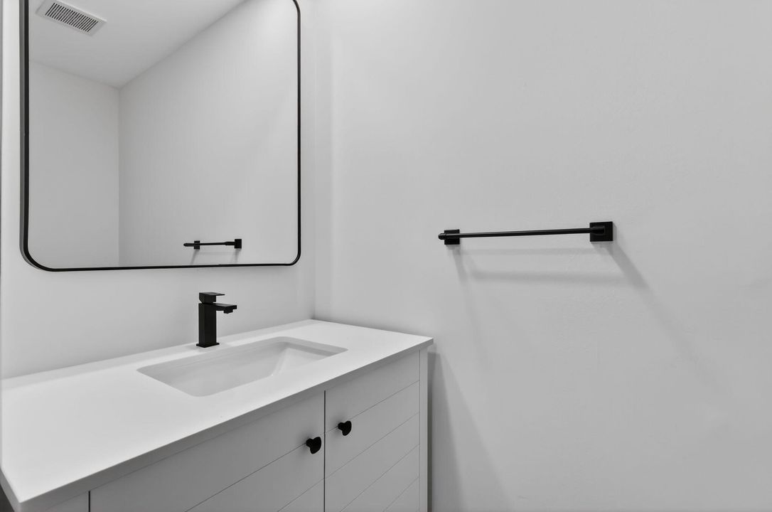 For Rent: $2,100 (2 beds, 1 baths, 1024 Square Feet)