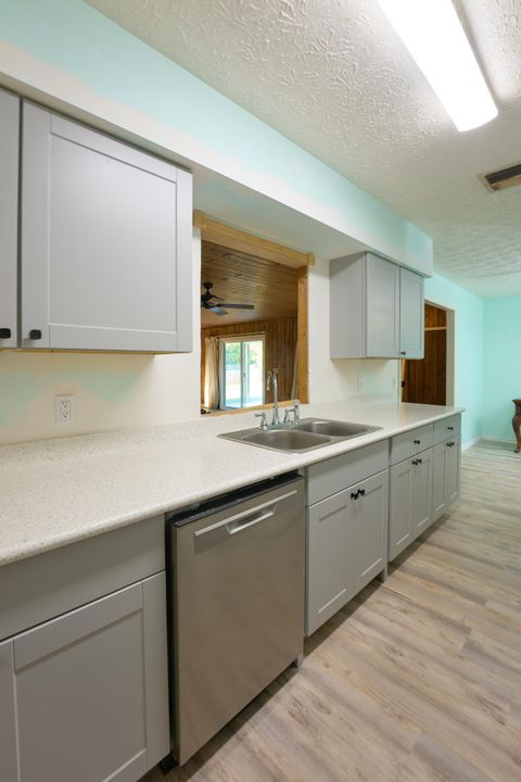 For Sale: $264,900 (3 beds, 2 baths, 1541 Square Feet)