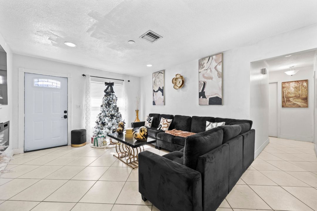 For Rent: $3,150 (3 beds, 2 baths, 1388 Square Feet)