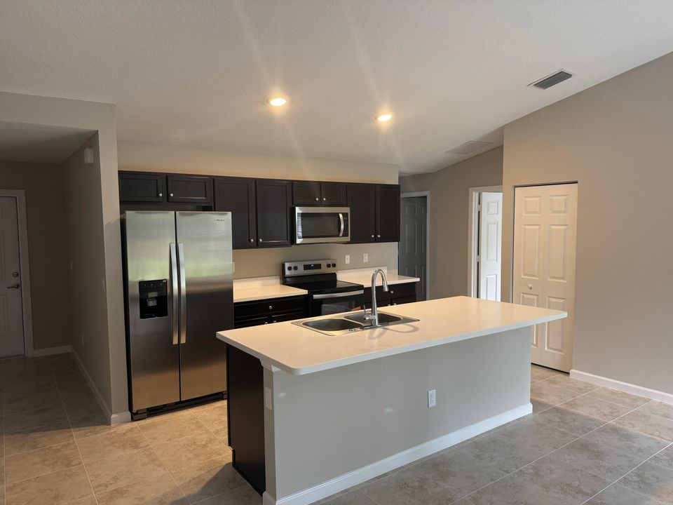 В аренду: $2,600 (4 спален, 2 ванн, 1833 Квадратных фут)