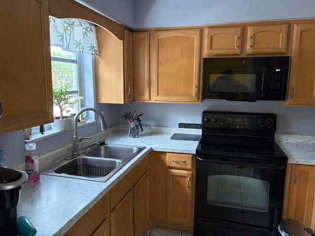 На продажу: $198,000 (2 спален, 1 ванн, 925 Квадратных фут)