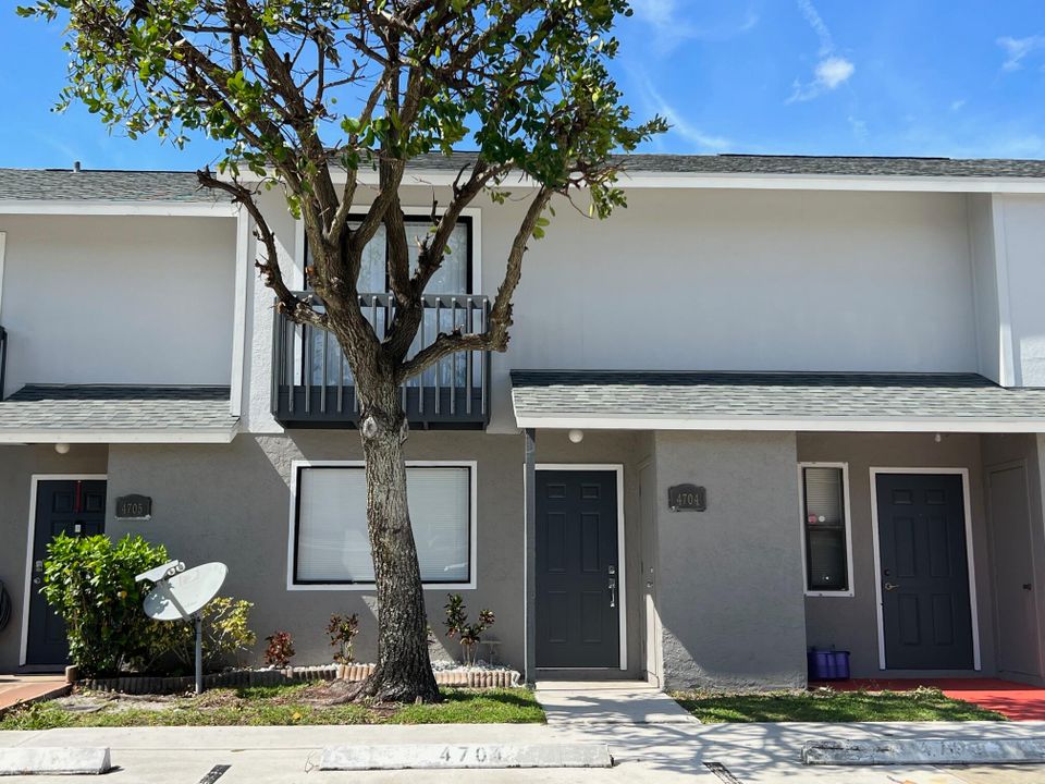 For Rent: $2,400 (3 beds, 2 baths, 1260 Square Feet)