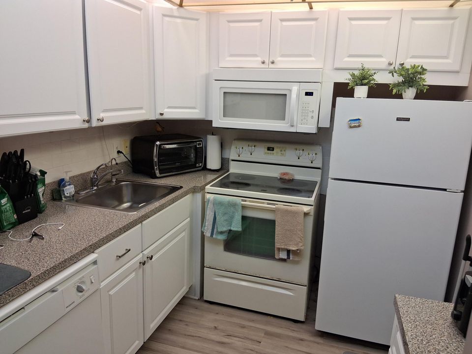 待售: $119,000 (1 贝兹, 1 浴室, 702 平方英尺)