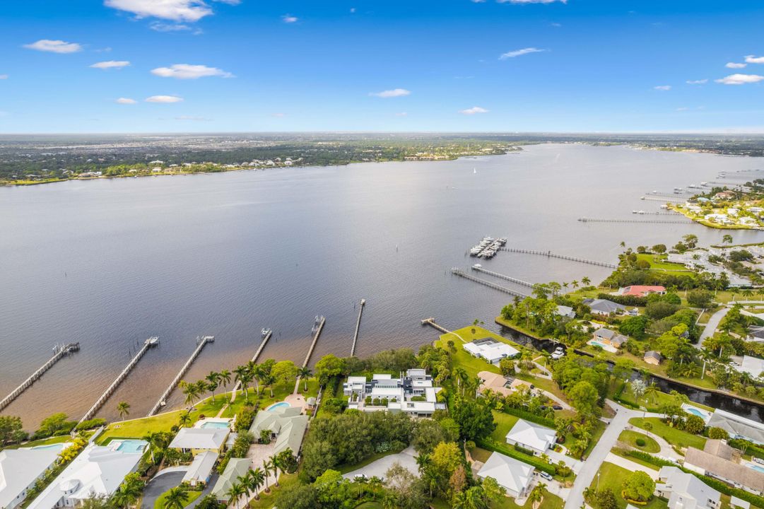 For Sale: $6,495,000 (5 beds, 5 baths, 6678 Square Feet)