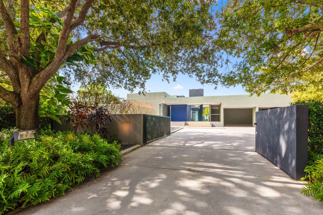 For Sale: $6,495,000 (5 beds, 5 baths, 6678 Square Feet)