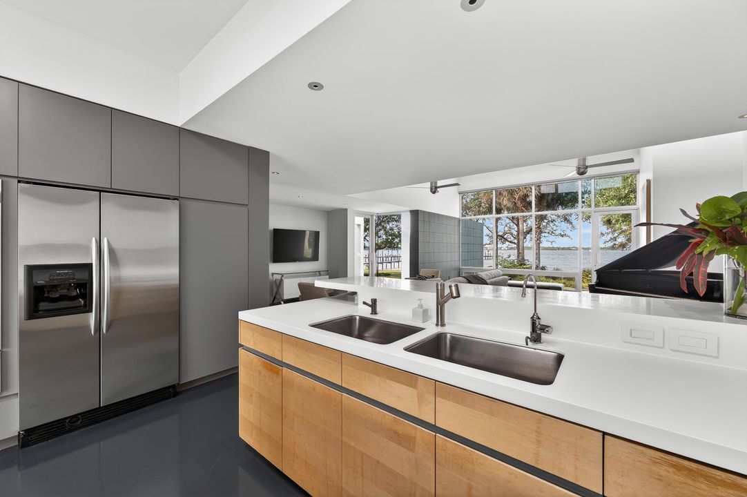 For Sale: $6,495,000 (5 beds, 5 baths, 6678 Square Feet)