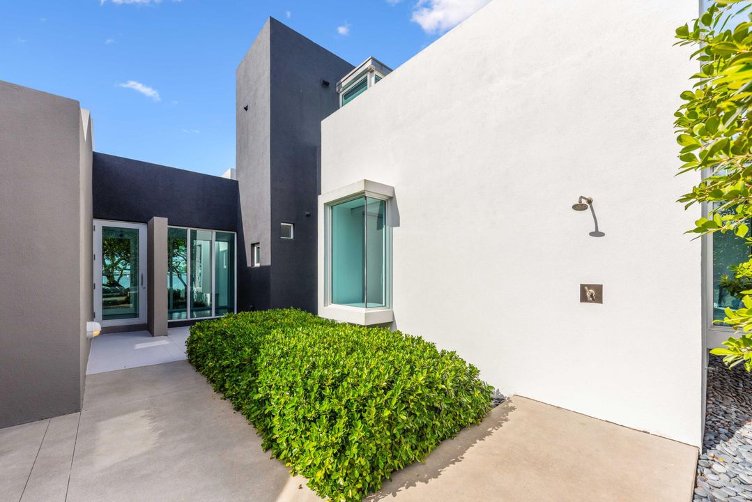 For Sale: $6,495,000 (5 beds, 5 baths, 6678 Square Feet)