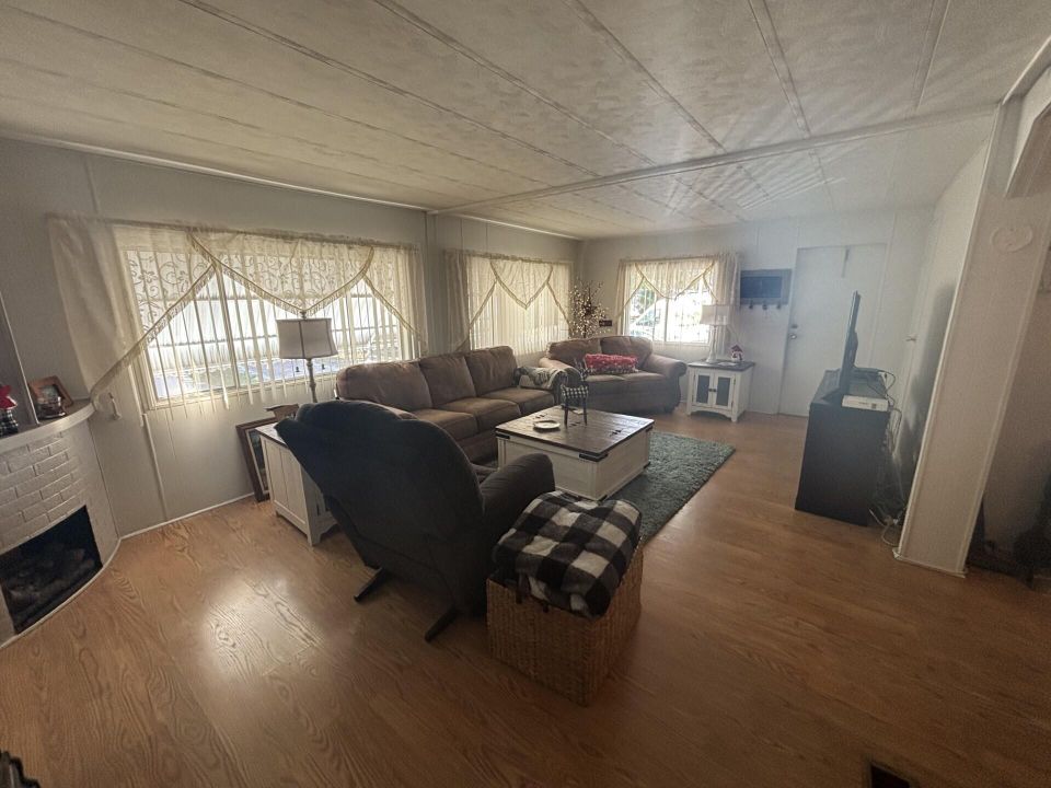 На продажу: $89,900 (2 спален, 2 ванн, 1232 Квадратных фут)