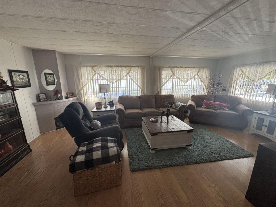 На продажу: $89,900 (2 спален, 2 ванн, 1232 Квадратных фут)