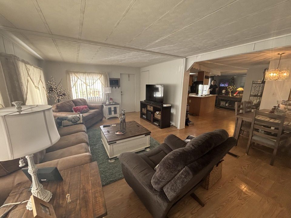 На продажу: $89,900 (2 спален, 2 ванн, 1232 Квадратных фут)