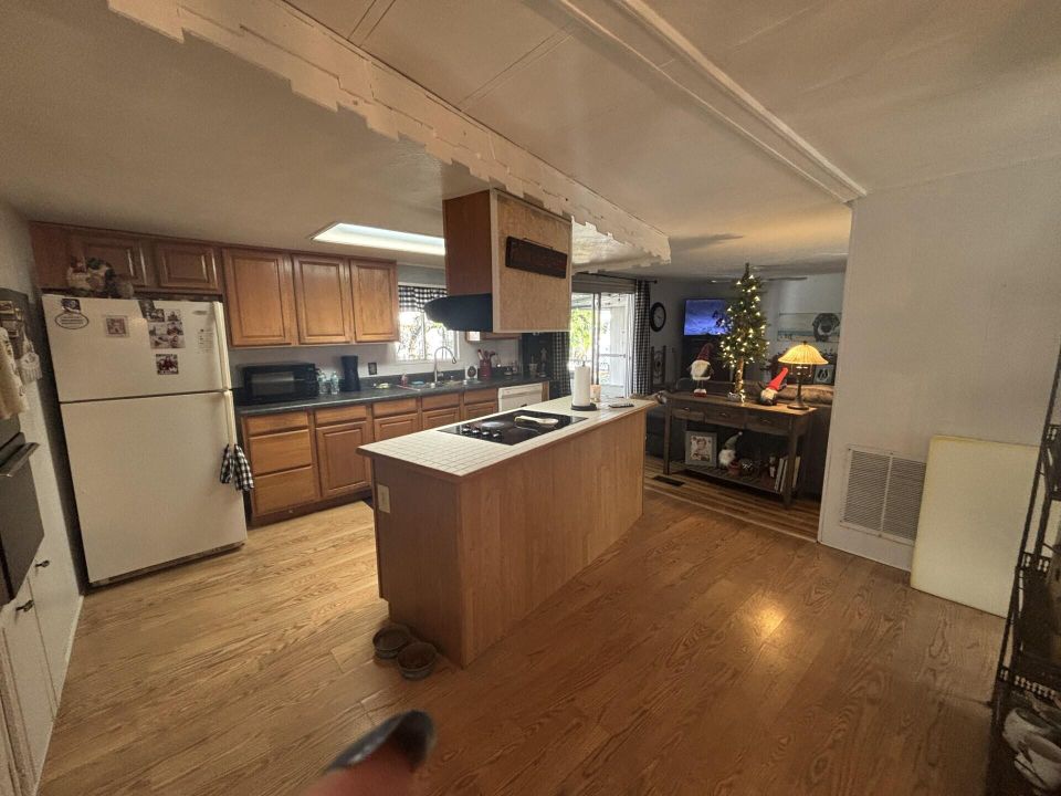 На продажу: $89,900 (2 спален, 2 ванн, 1232 Квадратных фут)