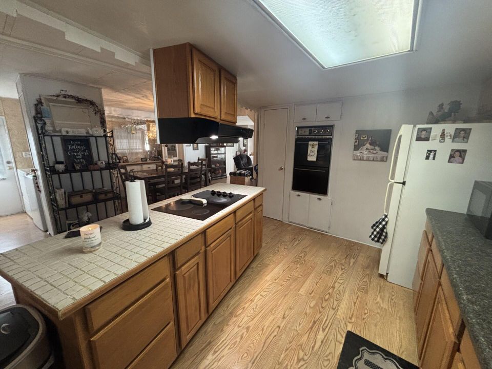 На продажу: $89,900 (2 спален, 2 ванн, 1232 Квадратных фут)