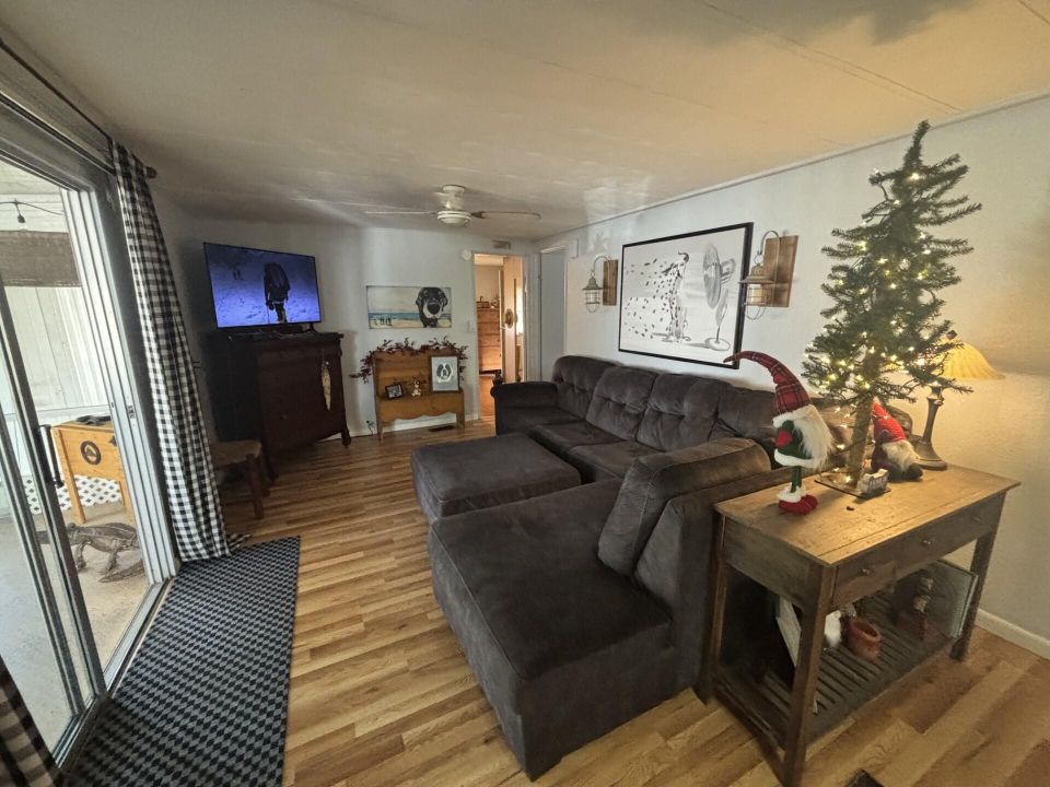 На продажу: $89,900 (2 спален, 2 ванн, 1232 Квадратных фут)