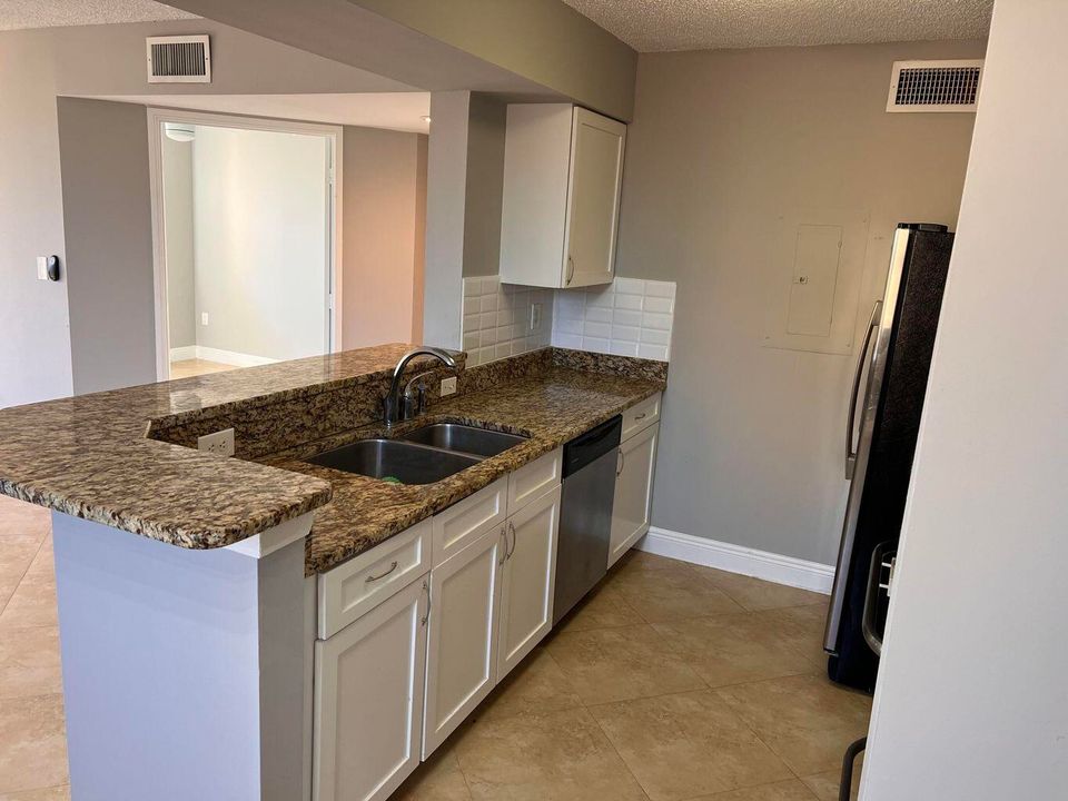 For Rent: $2,250 (2 beds, 1 baths, 935 Square Feet)