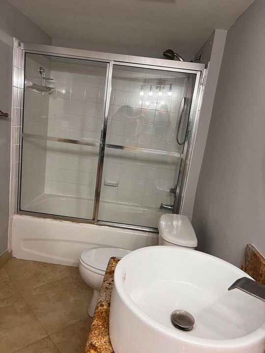 For Rent: $2,250 (2 beds, 1 baths, 935 Square Feet)