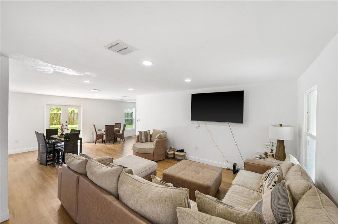 For Sale: $369,900 (4 beds, 2 baths, 1342 Square Feet)