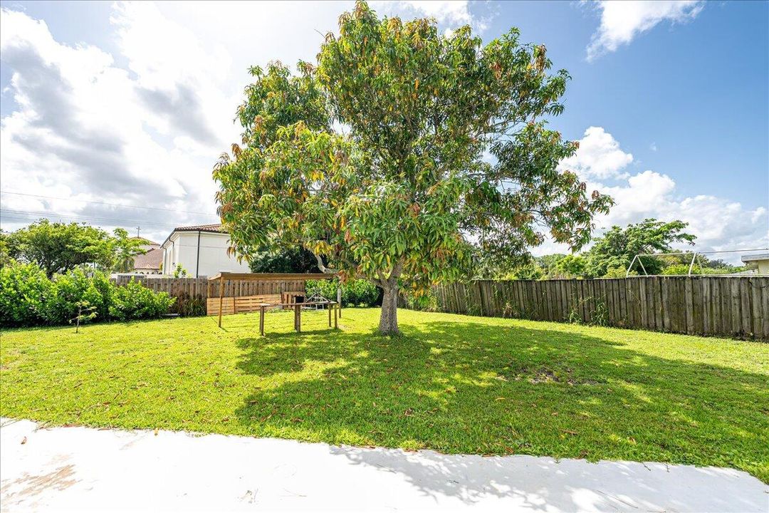 For Sale: $369,900 (4 beds, 2 baths, 1342 Square Feet)