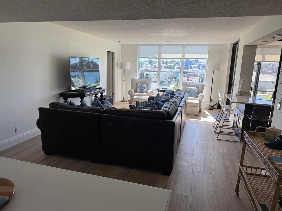 出租: $6,500 (2 贝兹, 2 浴室, 1300 平方英尺)