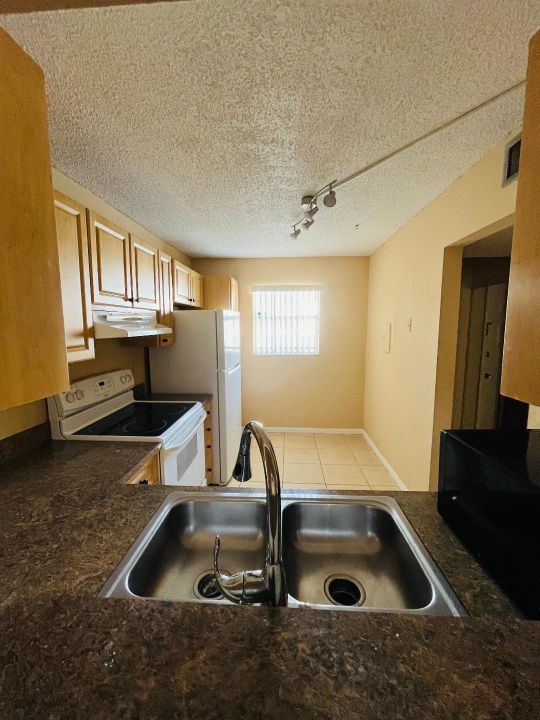 For Rent: $2,200 (2 beds, 2 baths, 1136 Square Feet)