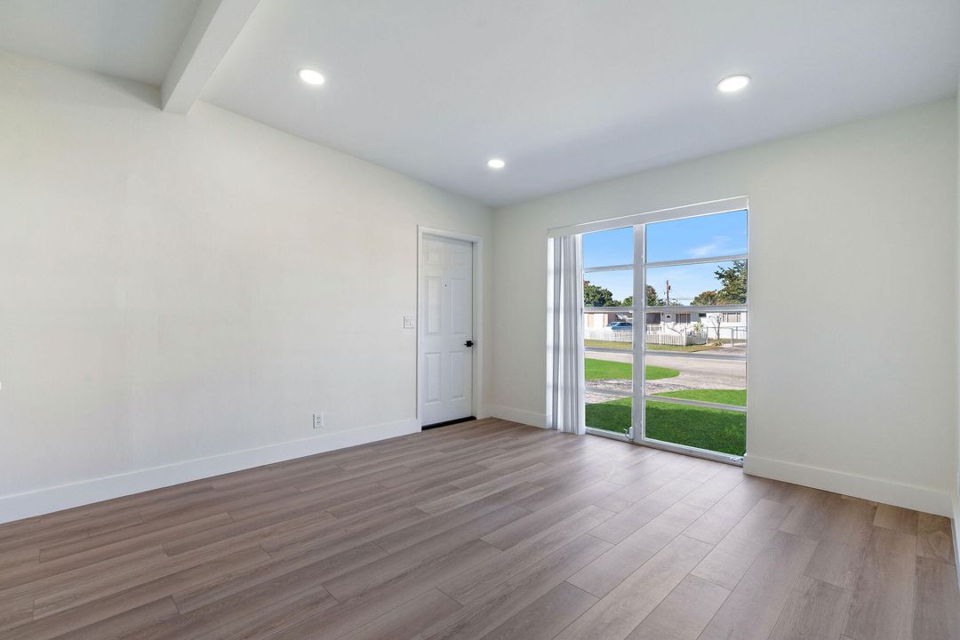 For Sale: $449,000 (2 beds, 1 baths, 950 Square Feet)