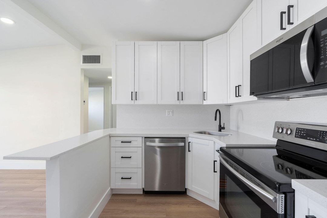 For Sale: $449,000 (2 beds, 1 baths, 950 Square Feet)