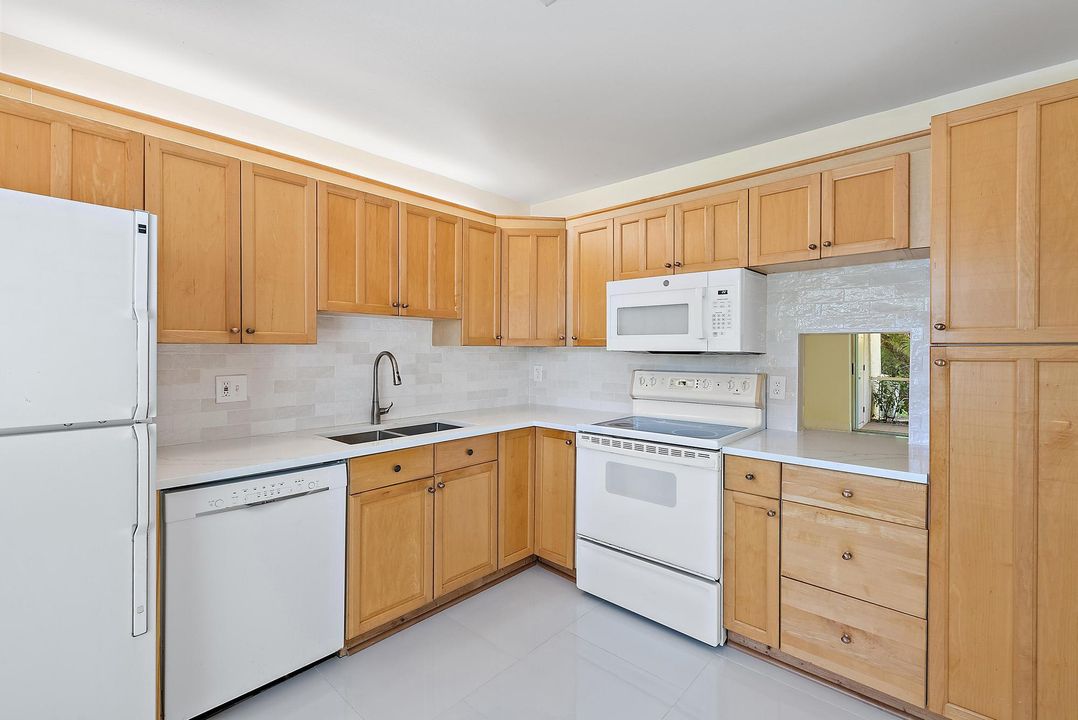 For Sale: $372,500 (2 beds, 2 baths, 1000 Square Feet)