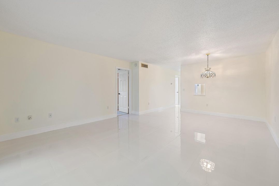 For Sale: $372,500 (2 beds, 2 baths, 1000 Square Feet)