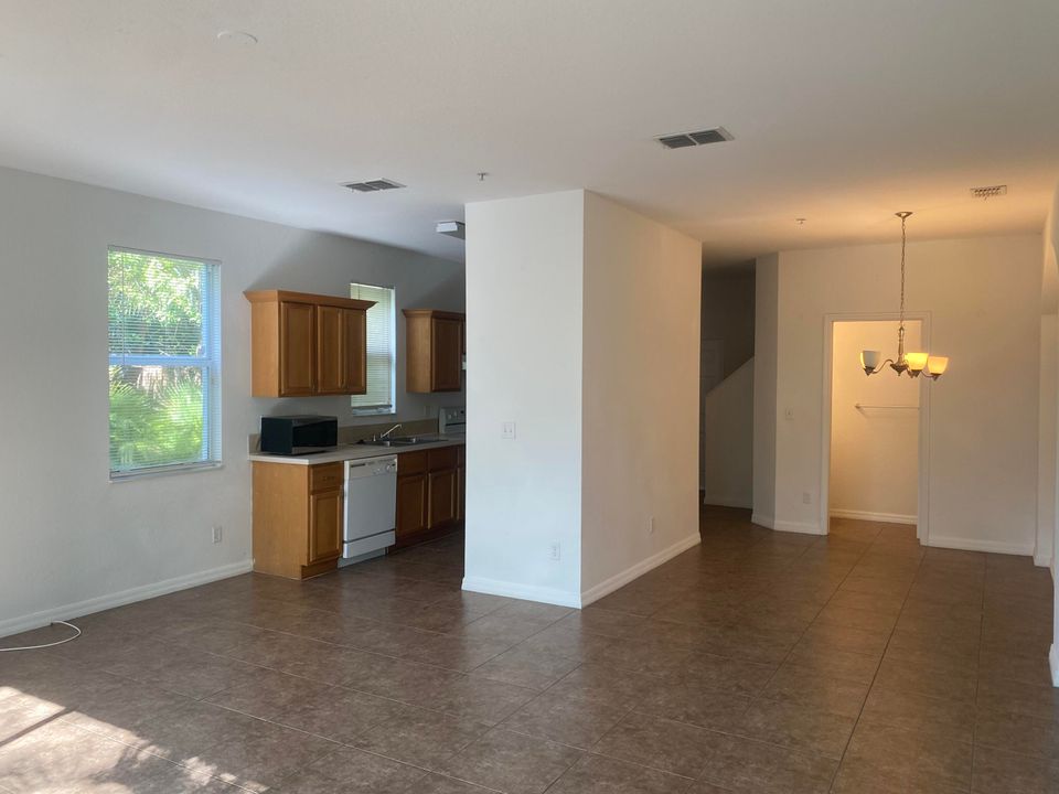 For Rent: $2,700 (3 beds, 2 baths, 1609 Square Feet)