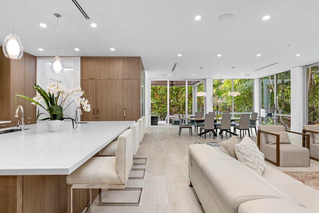 For Sale: $5,850,000 (5 beds, 6 baths, 4740 Square Feet)