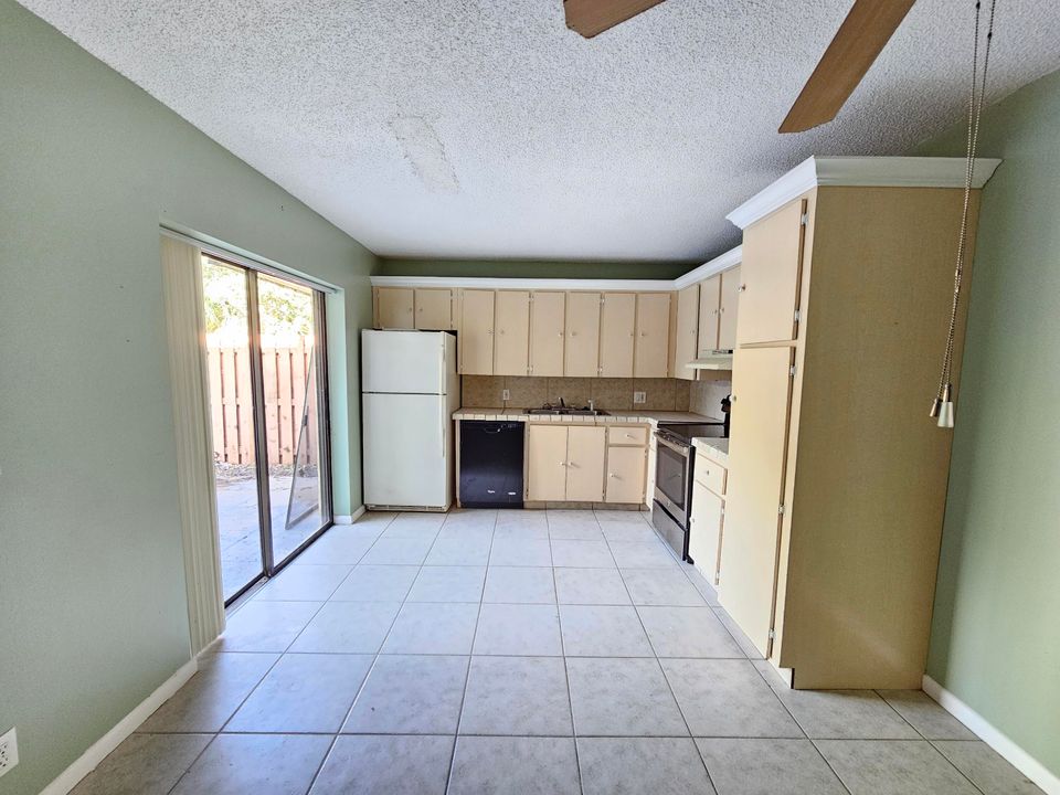 На продажу: $226,000 (2 спален, 2 ванн, 1288 Квадратных фут)