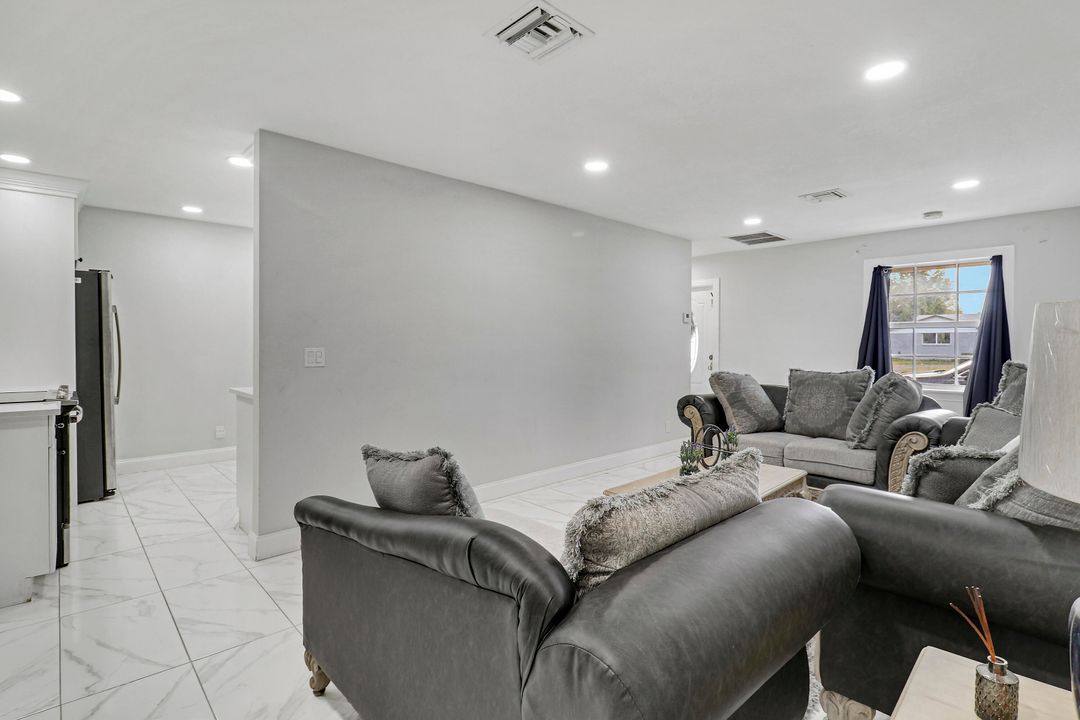 待售: $450,000 (4 贝兹, 2 浴室, 1453 平方英尺)