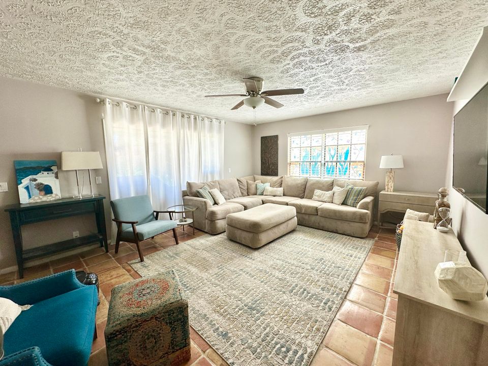 For Rent: $2,300 (2 beds, 2 baths, 1384 Square Feet)