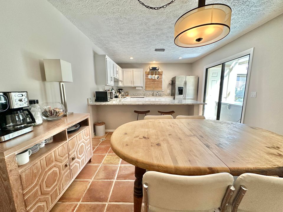 For Rent: $2,300 (2 beds, 2 baths, 1384 Square Feet)